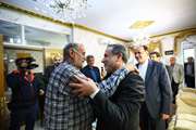 دیدار وزیر امور خارجه و استاندار همدان با خانواده شهیدان حاجی‌بابایی